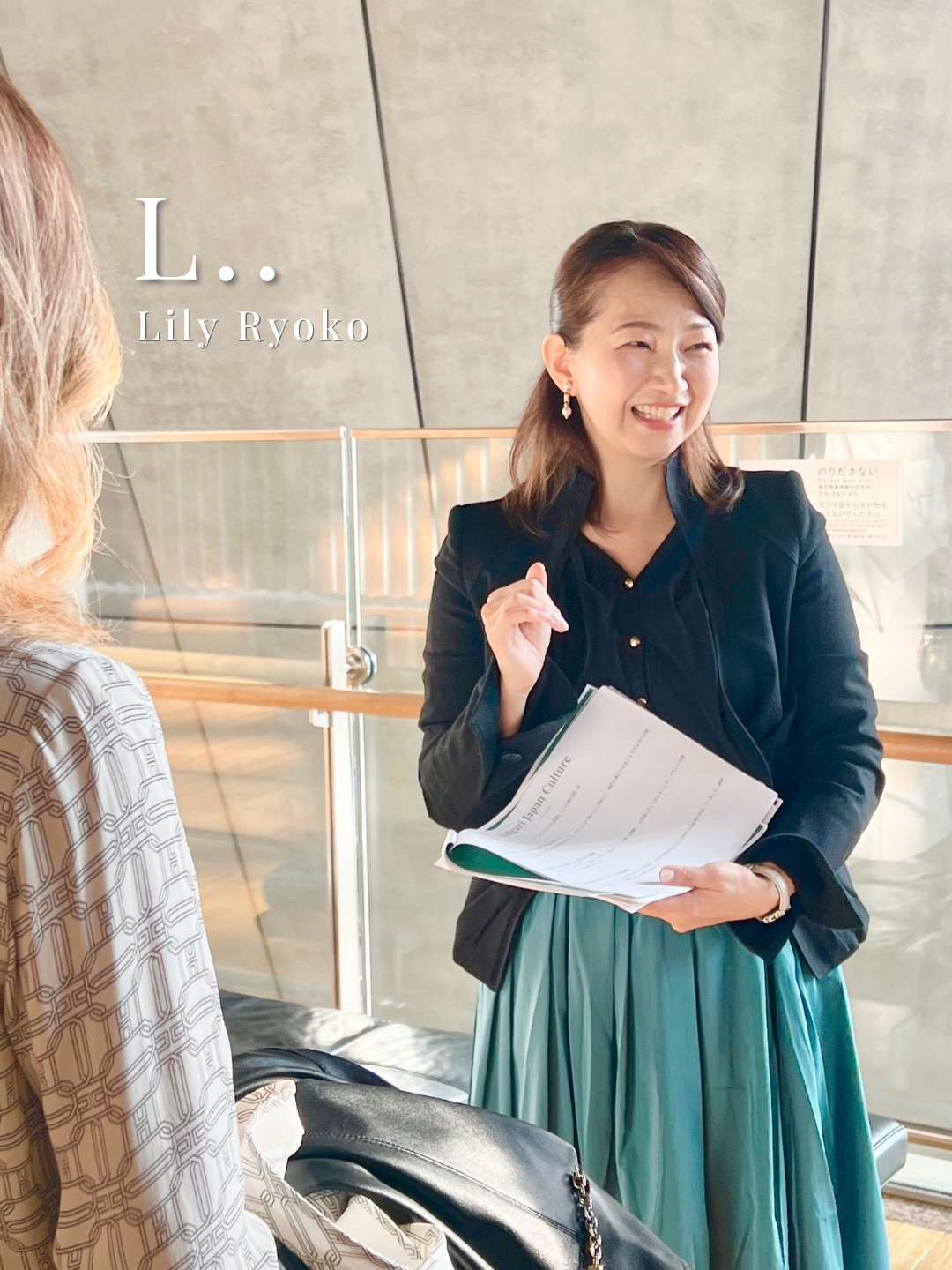 【旅行&海外】
旅行へ行った際や海外で
困った時ほど品格が現れますね。
困ると単語だけで強く言ってしまった
ご経験はありませんか?
例えば、シャワーのお湯が十分にでてこない。
"No hot water!"
と単語だけいい、困っていることは伝わります。
的確に問題を伝えるのは大事ですし
自分らしくお伝えするのも大事。
問題の正体は単語だけ言うと
強い言い方=相手を責めているだけに聞こえます
型は 「状況→希望→感謝」
/
It seems…
\
/
Could you help me…?
\
/
I’d appreciate it.
\
保存して旅先でそっと使ってみてくださいね☕️
LINEで【品格フレーズ集】とお試しのジャーナリング体験を
準備中です。
英語のマナーを学んで、あなたの人生が豊かになりますように💞
#旅行英語
#海外旅行英会話
#英語マナー
#大人の旅行
#品格英語學院